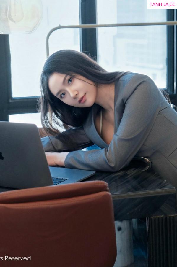 方子萱  [XiuRen]高清写真图 2024.11.14 No.9444 方子萱 美腿黑丝第5张图片